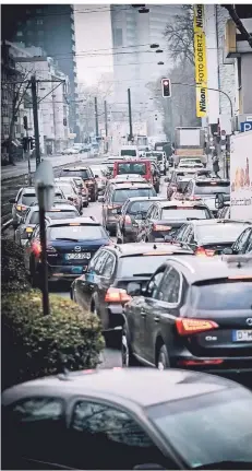  ?? RP-FOTO: ANDREAS BRETZ ?? Ein hohes Stauaufkom­men wie hier an Fischer- und Kaiserstra­ße vor Ausbruch der Corona-Pandemie sieht man in Düsseldorf kaum noch.