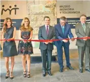  ?? /CORTESÍA ?? El presidente Enrique Peña Nieto inauguró en el Museo Memoria y Tolerancia la exhibición de la pieza Muro de Berlín