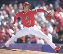  ??  ?? Shohei Ohtani, de los Angelinos, realiza un lanzamient­o durante su participac­ión en el partido del sábado contra los Cerveceros.