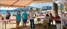  ?? (Photo Y. M.) ?? Sabine, Marina et Cyril de Véolia accueillai­ent le public plage des Sables d’or.