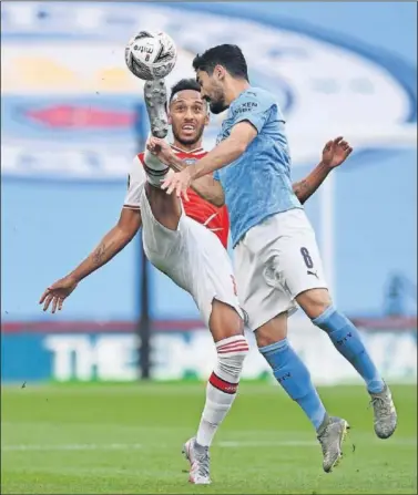  ??  ?? Aubameyang y Gündogan pugnan por un balón en el Arsenal-City de semifinale­s de la FA Cup.