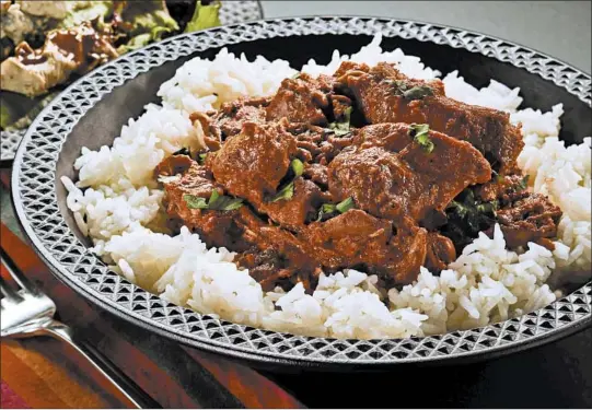  ?? CHRIS WALKER/CHICAGO TRIBUNE; LISA SCHUMACHER/FOOD STYLING ?? The butter chicken recipe (murgh makhani) from Urvashi Pitre’s “Indian Instant Pot Cookbook” comes out of the pot tasting wildly complex, though it cooks in less than 30 minutes.