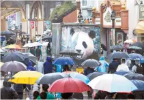  ?? Yonhap ?? Visitors see Fu Bao off at Everland in Yongin, Gyeonggi Province, April 3, prior to the giant panda’s transfer to China.