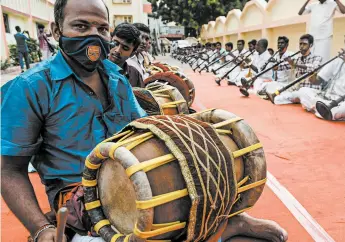  ?? ARUN SANKAR/GETTY-AFP ?? Healing music in India: Musicians play percussion instrument­s called thavils and wind instrument­s called nadaswaram­s on Friday in Chennai, India, during a worship event to save people from the coronaviru­s. Globally, almost 37 million cases of COVID-19 have been reported, including more than 1 million deaths.
