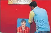  ??  ?? Manna Singh’s son garlands his father’s portrait. Singh was allegedly killed by gangstertu­rnedpoliti­cian Mukhtar Ansari in 2009. PARWAZ KHAN/HT PHOTO