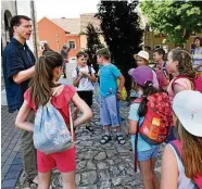  ??  ?? Pfarrer Markus Hille zeigte den Kindern von der WippertalG­rundschule Kindelbrüc­k den Turm der Stadtkirch­e.