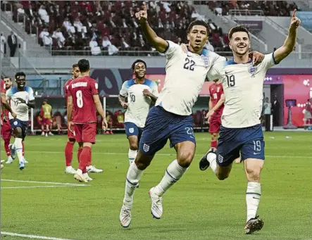  ?? FOTO: AP ?? Jude Bellingham y Mason Mount, celebrando el 1-0, que fue obra del centrocamp­ista del Borussia Dortmund