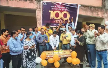  ?? PTI ?? Doctors and nursing staff of the District Hospital celebrate as India crossed the 1 billion Covid-19 vaccine dose milestone in Mirzapur, Uttar Pradesh, yesterday.