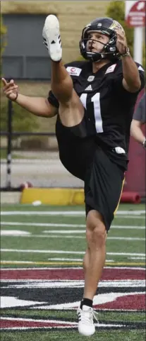  ?? JOHN RENNISON, THE HAMILTON SPECTATOR ?? Sergio Castillo launches one at Ticat training camp at McMaster’s Ron Joyce Field.