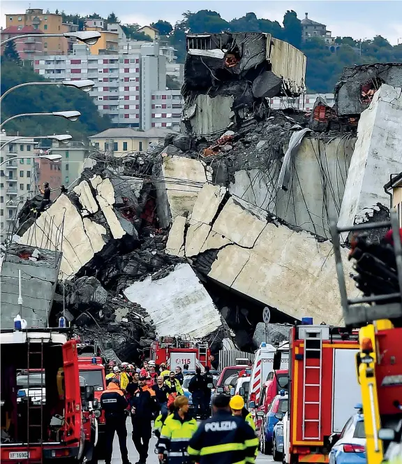  ?? (Foto Paolo Rattini/ Getty Images) ?? Il crolloLa scena che si è presentata ai soccorrito­ri giunti alla base del ponte Morandi dopo il cedimento