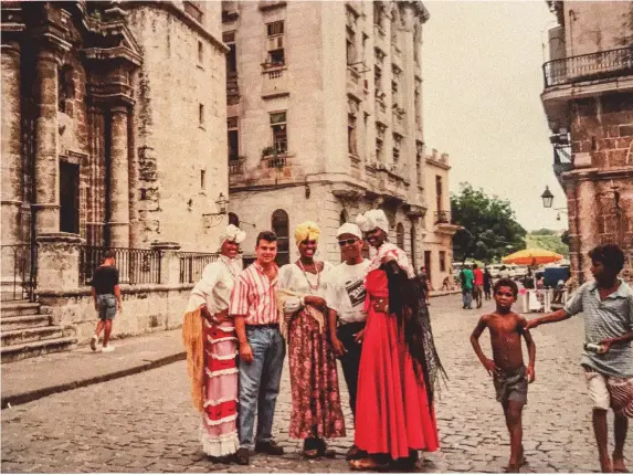  ??  ?? Posando para una foto en la Catedral de La Habana, acompañado por Félix.