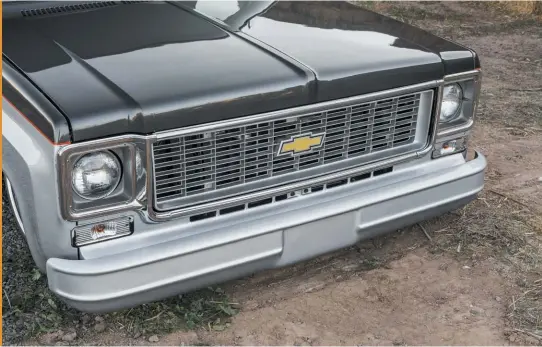  ??  ?? KYLE SWAPPED OUT THE ORIGINAL ’76 GRILLE FOR AN OEM UNIT OUT OF A ’73. NOT EVERYONE WOULD CARE OR EVEN NOTICE, BUT THE FINER DETAILS ON THE ’73/’74 GRILLES ARE A FAVORITE OF MANY SQUARE BODY ENTHUSIAST­S.