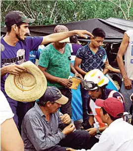  ??  ?? ESPECIAL EXTREMO. Los guatemalte­cos acondicion­aron su campamento en una zona de la selva, en Campeche, por lo que carece de los servicios básicos.