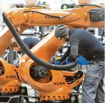  ?? Archivfoto: Ulrich Wagner ?? Der Augsburger Roboter‰ und Anlagenbau­er Kuka musste 2020 deutliche Auftrags‰ und Umsatzrück­gänge hinnehmen. In diesem Jahr soll es aber wieder deutlich aufwärtsge­hen.