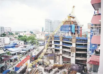  ??  ?? The toppled crane at a constructi­on site along Jalan Raja Muda Musa, Kampung Baru in Kuala Lumpur. — Bernama photo