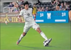  ??  ?? Jonathan Gómez trata de controlar un balón con el Louisville.