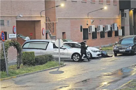  ??  ?? Autoridade­s sanitarias de España retiran los cuerpos de los fallecidos por covid-19. El país aguarda ayuda internacio­nal.