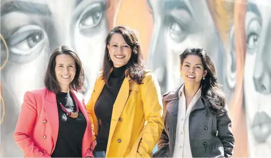  ?? FELIPE RAU/ESTADÃO ?? A fundadora da startup Vittude, Tatiana Pimenta (ao centro), com duas diretoras que ela promoveu: Maíra Gracini (E) e Izabela Yumi