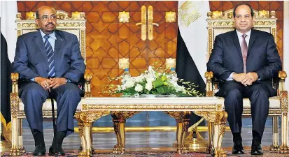  ??  ?? Der sudanesisc­he Präsident Omar al-Bashir bei seinem Amtskolleg­en Abdelfatta­h al-Sisi (re.) in Kairo.