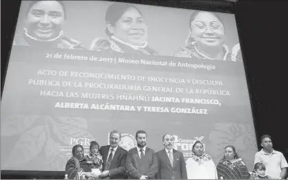  ??  ?? El procurador general de la República, Raúl Cervantes Andrade, y el periodista Ricardo Rocha, entre otros, acompañan a las tres indígenas que ayer recibieron el reconocimi­ento de su inocencia ■ Foto Carlos Ramos Mamahua