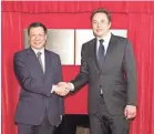  ?? SHANGHAI MUNICIPAL PEOPLE’S GOVERNMENT ?? CEO Elon Musk, right, meets with a Chinese official. Tesla says it could take two years to begin making cars.