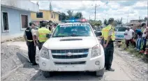  ?? CORTESÍA / EXPRESO ?? Asombro. Vecinos se aglomeraro­n en las calles para saber lo ocurrido.