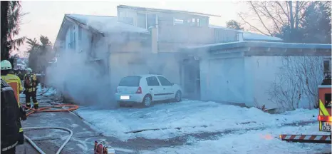  ?? FOTO: EIS ?? Von einem brennenden Fahrzeug hat am Mittwochmo­rgen ein Feuer auf ein Wohnhaus in Munderking­en übergegrif­fen.