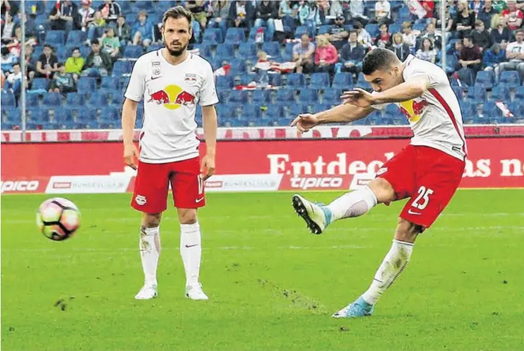  ?? BILD: SN/APA/KRUGFOTO ?? Auch Andreas Ulmer (l.) staunte, als Josip Radosevic mit einem Geniestrei­ch aus einem Freistoß Red Bull Salzburg zum Sieg schoss.