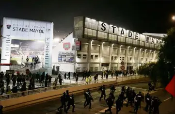  ?? (Photos Frank Muller/Luc Boutria) ?? Les policiers ont chargé samedi soir les personnes qui perturbaie­nt la circulatio­n et ne voulaient pas dégager les abords du stade Mayol.