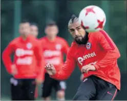  ??  ?? PREPARADO. Vidal ensaya el disparo en el último entrenamie­nto.