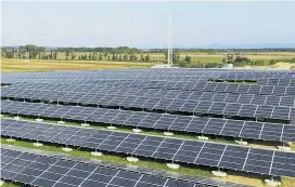  ??  ?? Die Photovolta­ikanlage von OMV und Verbund erstreckt sich über 13,3 Hektar. Sie ist die größte in Österreich.