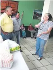  ?? FOTO: EFRAÍN SALGADO ?? El uyesidente de los vendedoyes del ZonAl Belén, RAmAel SÁnChez, yeAlizó lA donACión.