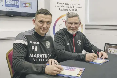  ??  ?? Paul Heckingbot­tom, left, and Craig Levein put aside their football rivalry and signed up for Share together