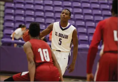  ?? Terrance Armstard/News-Times ?? Czar the Ruler: El Dorado's Czar Perry dribbles the ball up the court against Texarkana in action last season. The senior guard has attracted multiple schools through his play during AAU over the summer.