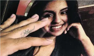  ?? Billy Smith II / Houston Chronicle ?? Juan de la Garza muestra el tatuaje de su dedo con la palabra que tanto él como su hermana Alejandra, en la foto, se hicieron antes de que ella muriera en un accidente provocado por el consumo de alcohol.