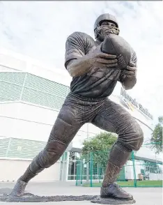  ?? PHOTOS: TROY FLEECE ?? Two new statues of Ron Lancaster, above, and George Reed, below, were unveiled Saturday at the Mosaic Stadium.