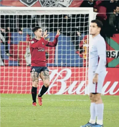  ?? JESÚS DIGES / EFE ?? Chimy Ávila celebrant el gol de l’empat de l’Osasuna davant un Coutinho desenfocat, com sempre 1 2