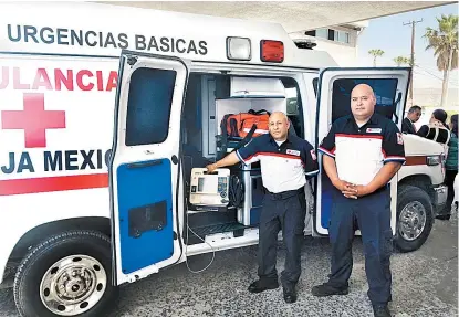  ??  ?? Especialis­tas del Servicio de Hemodinami­a de esa institució­n muestran una de las unidades equipadas.