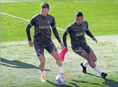  ??  ?? Saúl y Lodi, que apuntan al once, durante el entrenamie­nto de ayer del Atlético.