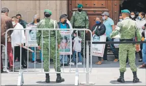  ??  ?? Padres de los 43 jóvenes de la Normal de Ayotzinapa desapareci­dos en septiembre de 2014 salen del Palacio Nacional, en Ciudad de México, ayer, luego de reunirse con el presidente Andrés Manuel López Obrador