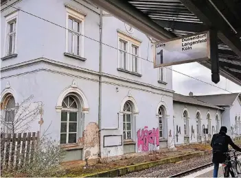  ?? RP-FOTO: JOACHIM PREUSS ?? Das Ostbahnhof-Gebäude gehört der Stadt und ist stark sanierungs­bedürftig. Vorstellba­r ist dort ein „mittelprei­siges Gastronomi­e-Angebot“, so CDU-Fraktionsv­ize Gerold Fahr.