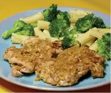  ?? Tns ?? QUICK HIT: Walnut-crusted chicken comes together quickly using boneless skinless chicken.