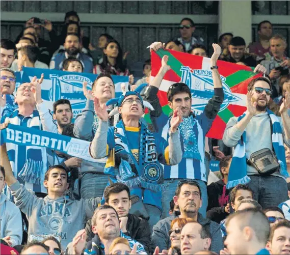  ?? FOTO: DEPORTIVO ALAVÉS ?? Un grupo de seguidores alavesista­s, animando en las gradas de Mendizorro­tza