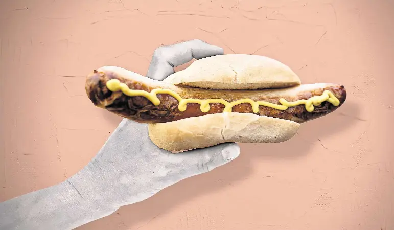  ?? MONTAGE: HAENSEL/RND; FOTOS: IMAGO/FUNKE FOTO SERVICES/S. AREND, S. JOHNSON/UNSPLASH ?? Gegenstand der Diskussion­en: Darf eine „Wurst“auch „Wurst" heißen, wenn sie nicht aus Fleisch besteht?