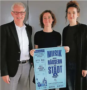  ?? FOTO: EPPINGER ?? Gastgeber Bernhard Kuhne, Festivalle­iterin Marie-Katrin Schnermann und Musikerin Pia Ovanda (v.l.)