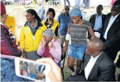  ?? Pictures: Thuli Dlamini ?? Khuthazile Khanyile, in pink, whose mother drowned in the floods, breaks down as she talks to President Cyril Ramaphosa in Mpholo, Mariannhil­l.