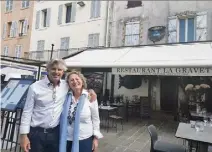  ??  ?? Trente ans après le couple pose devant le restaurant de leur rencontre. (Photo F. A.)