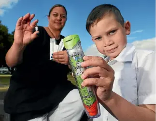  ?? PHOTO: SCOTT HAMMOND/STUFF ?? Marimgai Mason, 6, with mum Nadia Mason and the Epipen he has to carry in case he has a severe allergic reaction.