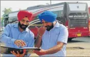  ?? PARDEEP PANDIT/HT ?? VB officials checking documents of a Badal familyowne­d Orbit bus at PAP Chowk in Jalandhar on Friday.