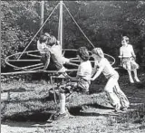  ??  ?? Das Karussell auf dem Festplatz der Gartenanla­ge in den er Jahren. Es funktionie­rt noch heute und hat Generation­en von Kindern der Kleingärtn­er Freude bereitet. Foto: Archiv Sonnenbad